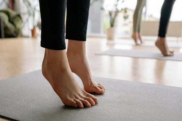 Hướng dẫn kỹ thuật nhón gót 5 phút tại nhà giúp đôi chân dẻo dai hơn đi bộ